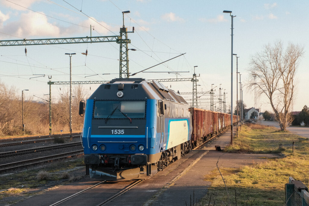 A MÁV Rail Tours által bérelt 1535-ös pályaszámú ME dízelmozdony Kiskundorozsmán.